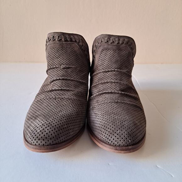 Vince Camuto Palmina Perforated Suede Block Heel Ankle Boot Brown Women Size 9.5 - Picture 6 of 13